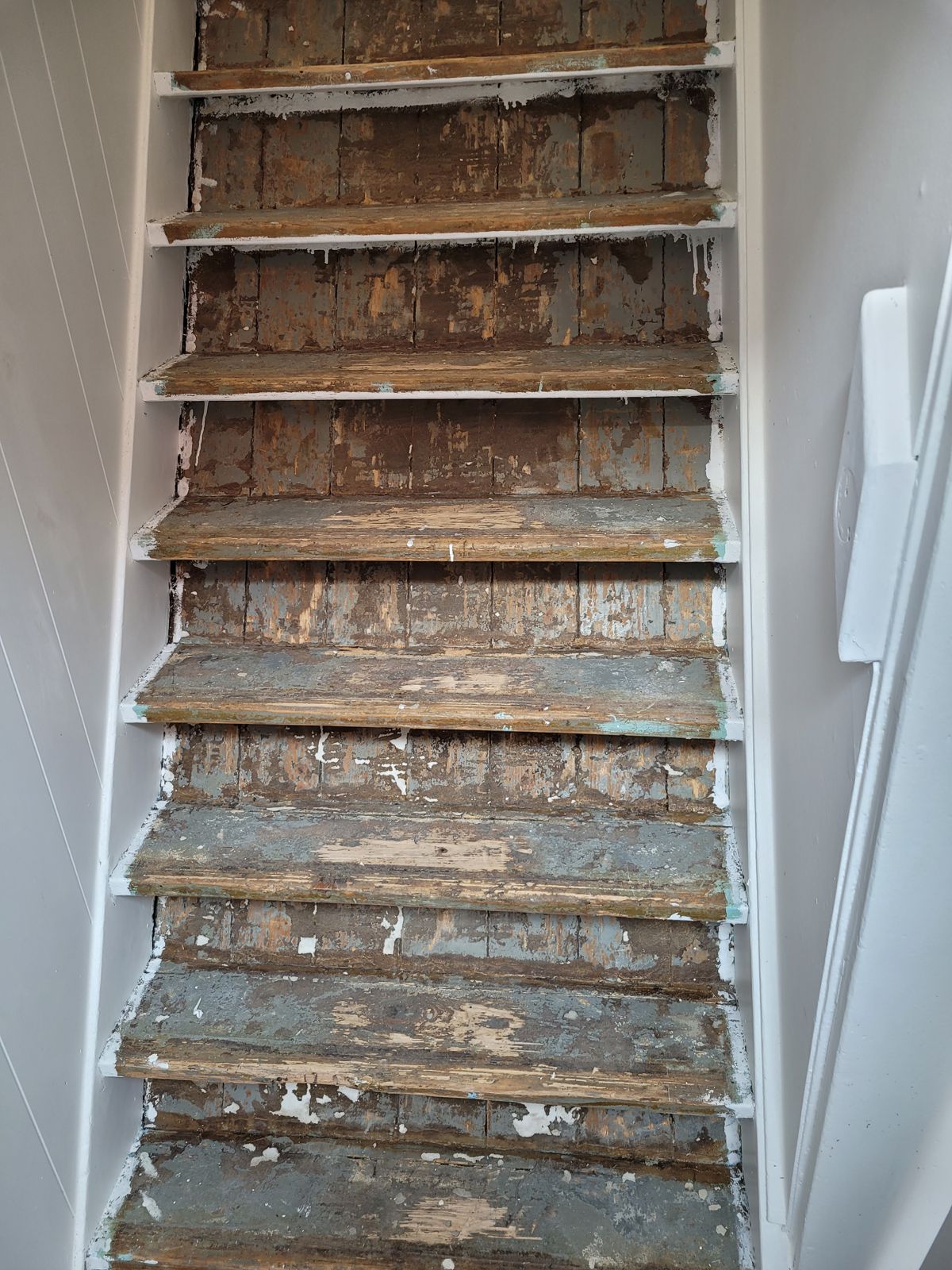 Trap voor de renovatie, met oude verfresten