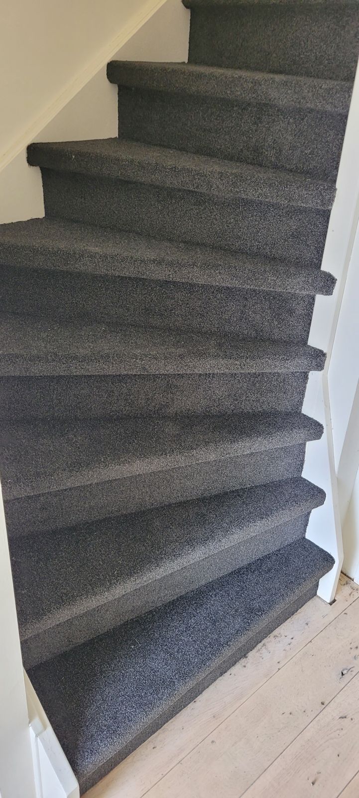 Trap in antraciet tapijt